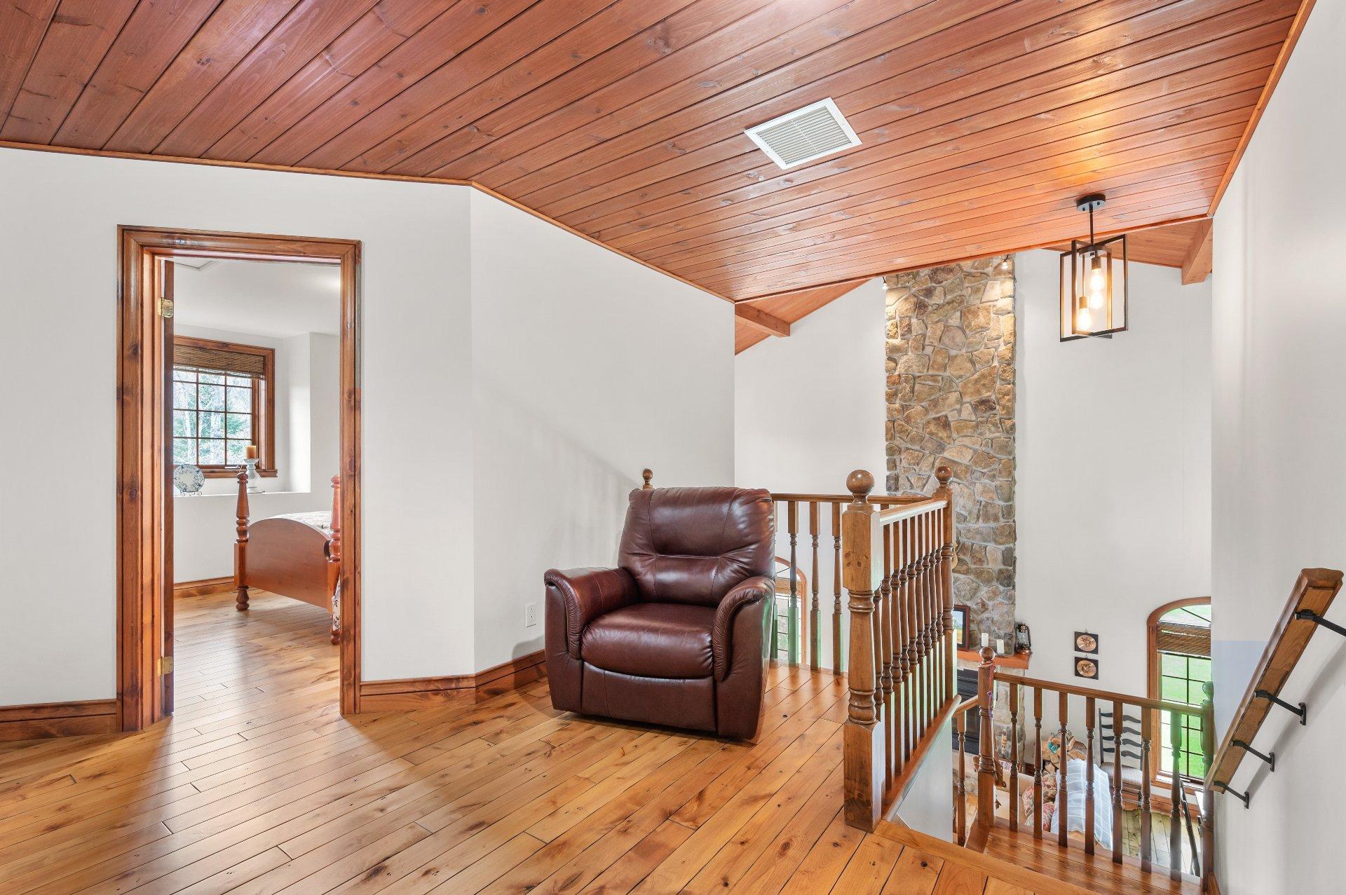 









2530


Ch. du Village

,
Mont-Tremblant,




QC
J8E1E9

