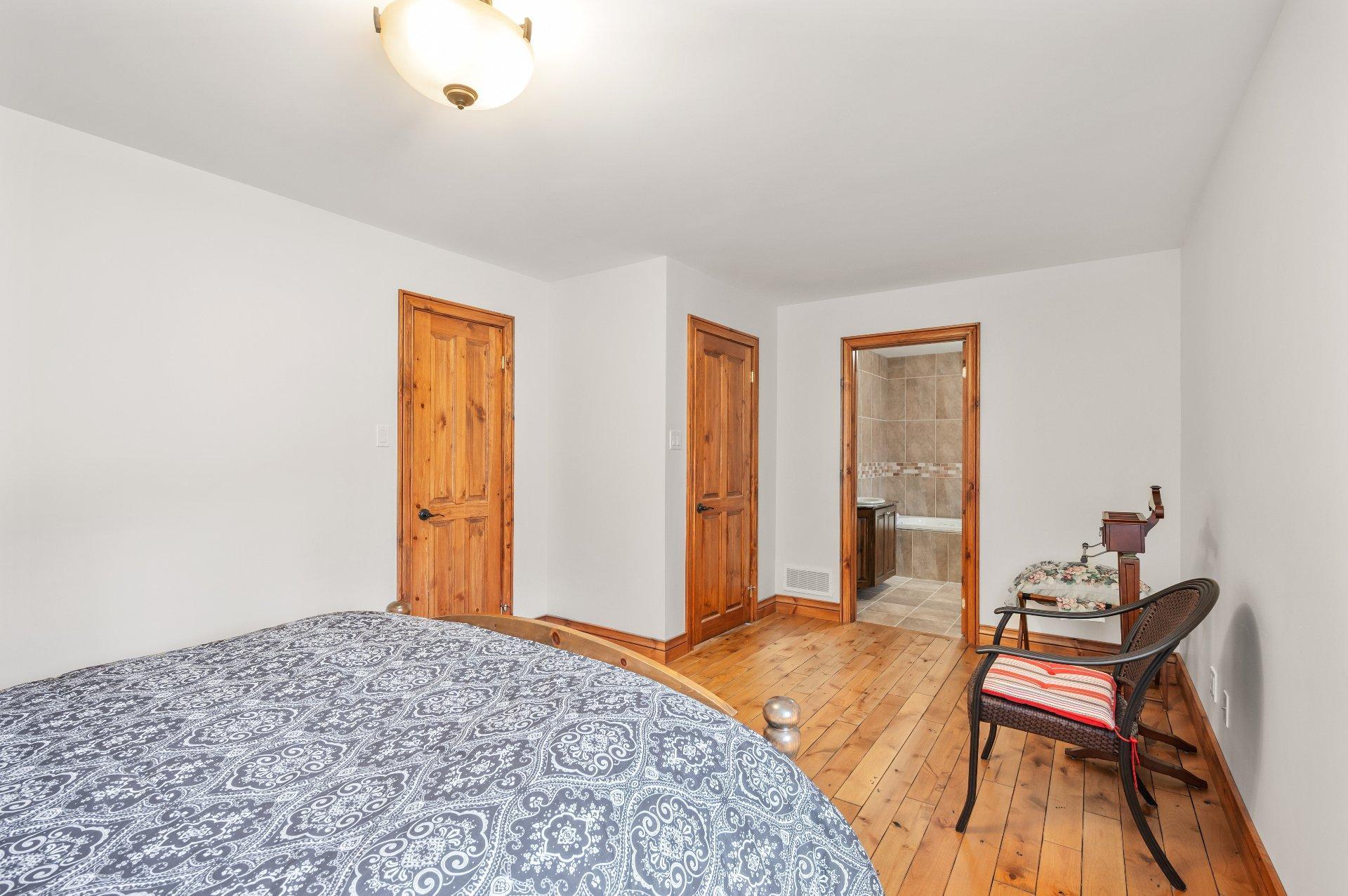 









2530


Ch. du Village

,
Mont-Tremblant,




QC
J8E1E9

