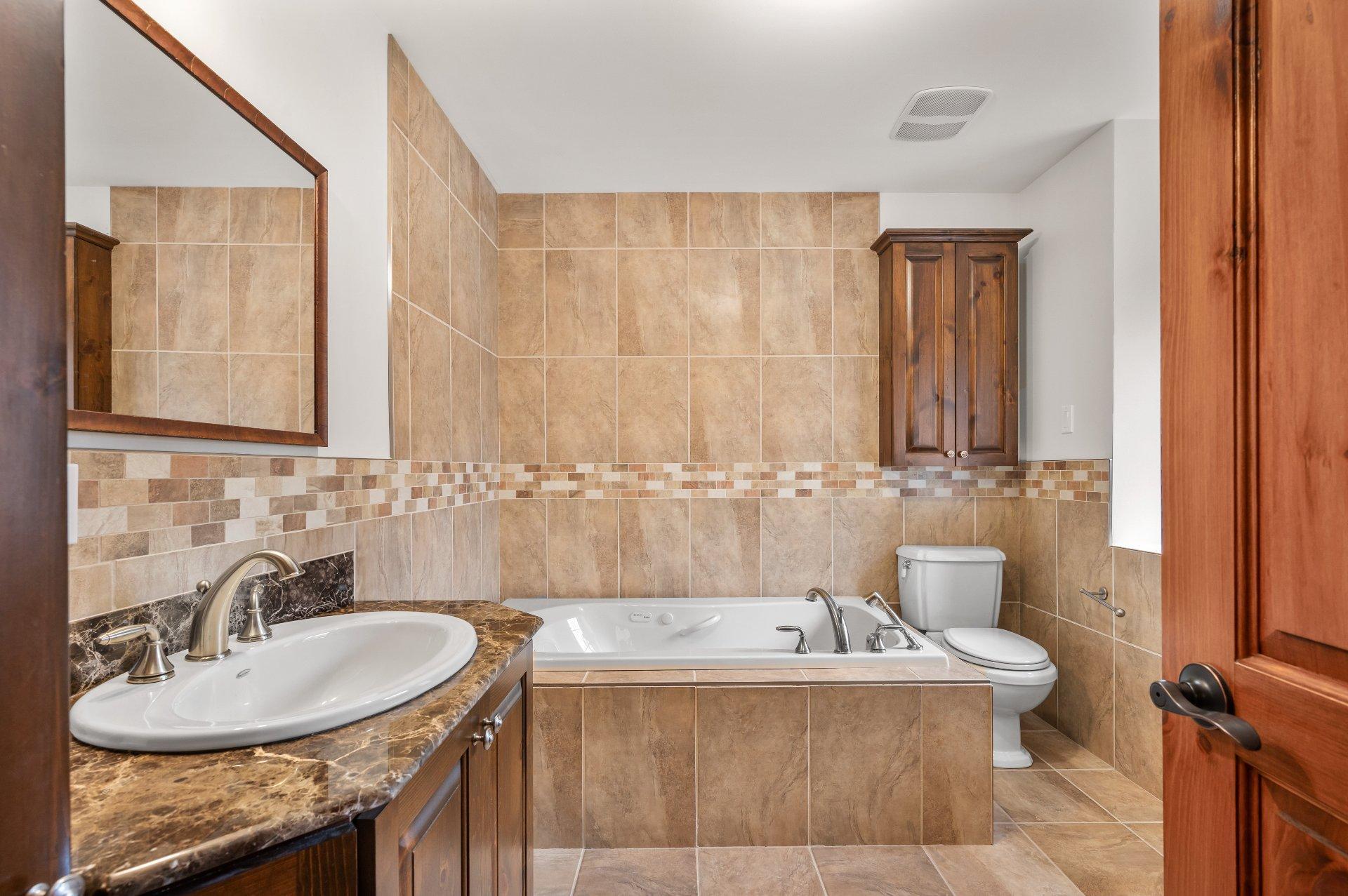 









2530


Ch. du Village

,
Mont-Tremblant,




QC
J8E1E9

