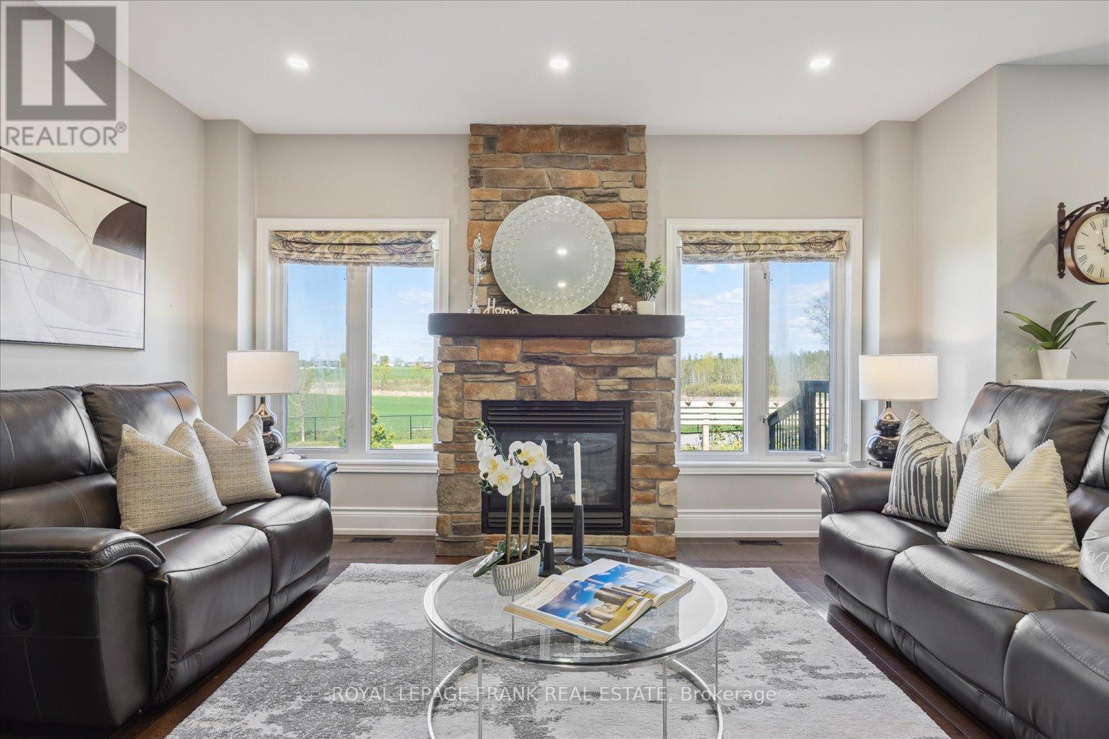 












21 BROWNSCOMBE CRESCENT

,
Uxbridge,




Ontario
L9P1Y1

