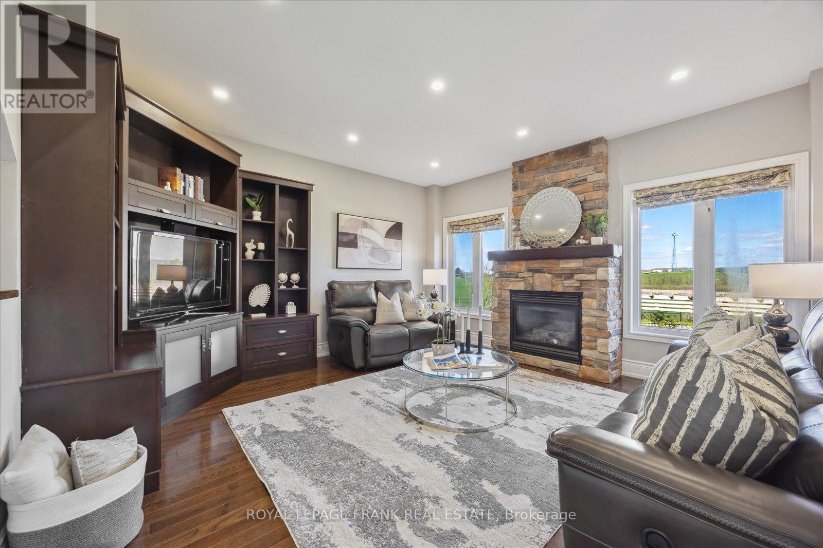 












21 BROWNSCOMBE CRESCENT

,
Uxbridge,




Ontario
L9P1Y1

