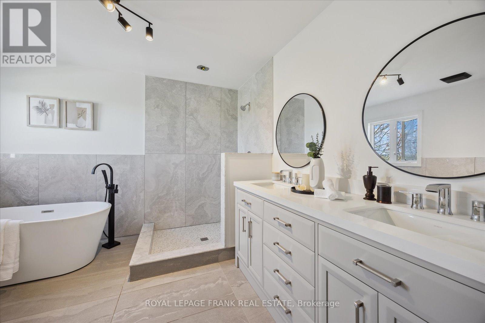 












21 BROWNSCOMBE CRESCENT

,
Uxbridge,




Ontario
L9P1Y1

