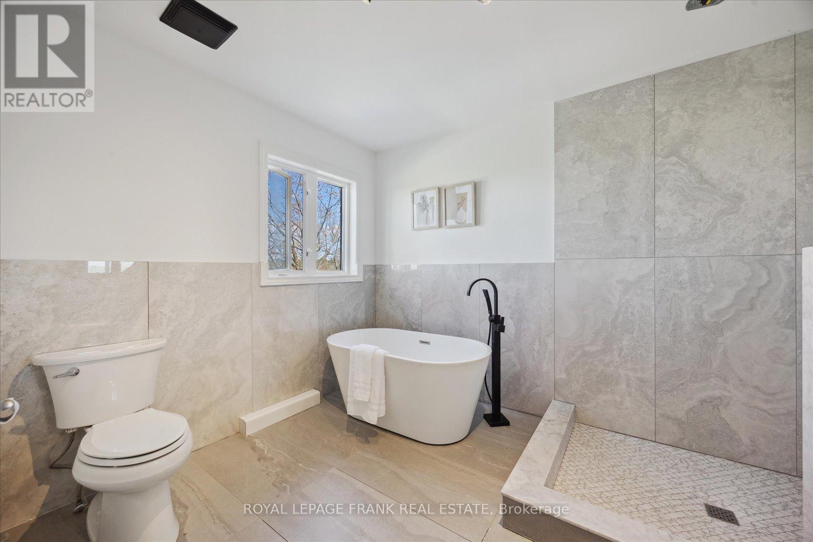 












21 BROWNSCOMBE CRESCENT

,
Uxbridge,




Ontario
L9P1Y1

