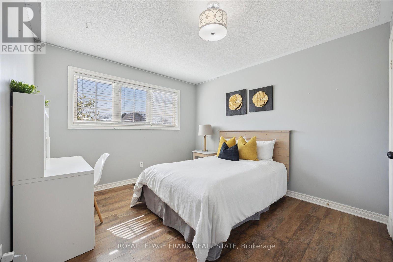 












21 BROWNSCOMBE CRESCENT

,
Uxbridge,




Ontario
L9P1Y1

