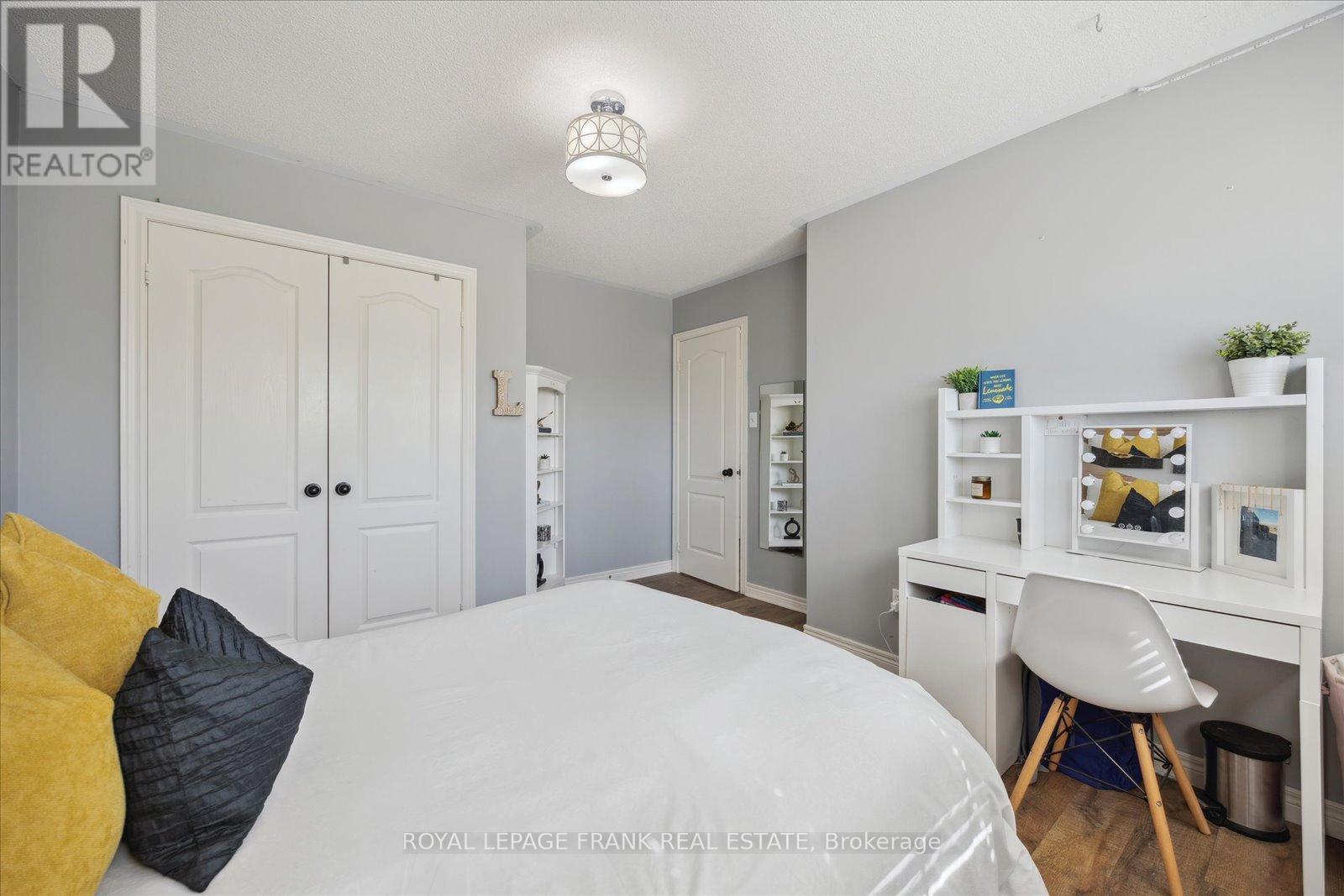 












21 BROWNSCOMBE CRESCENT

,
Uxbridge,




Ontario
L9P1Y1

