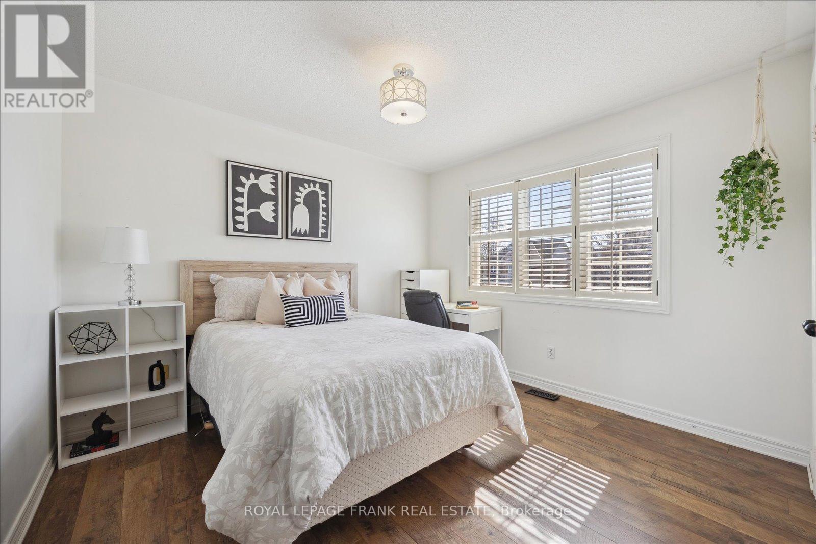 












21 BROWNSCOMBE CRESCENT

,
Uxbridge,




Ontario
L9P1Y1

