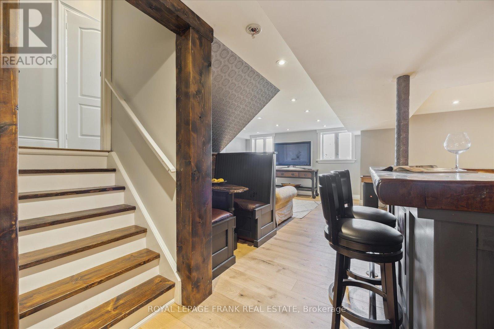 












21 BROWNSCOMBE CRESCENT

,
Uxbridge,




Ontario
L9P1Y1

