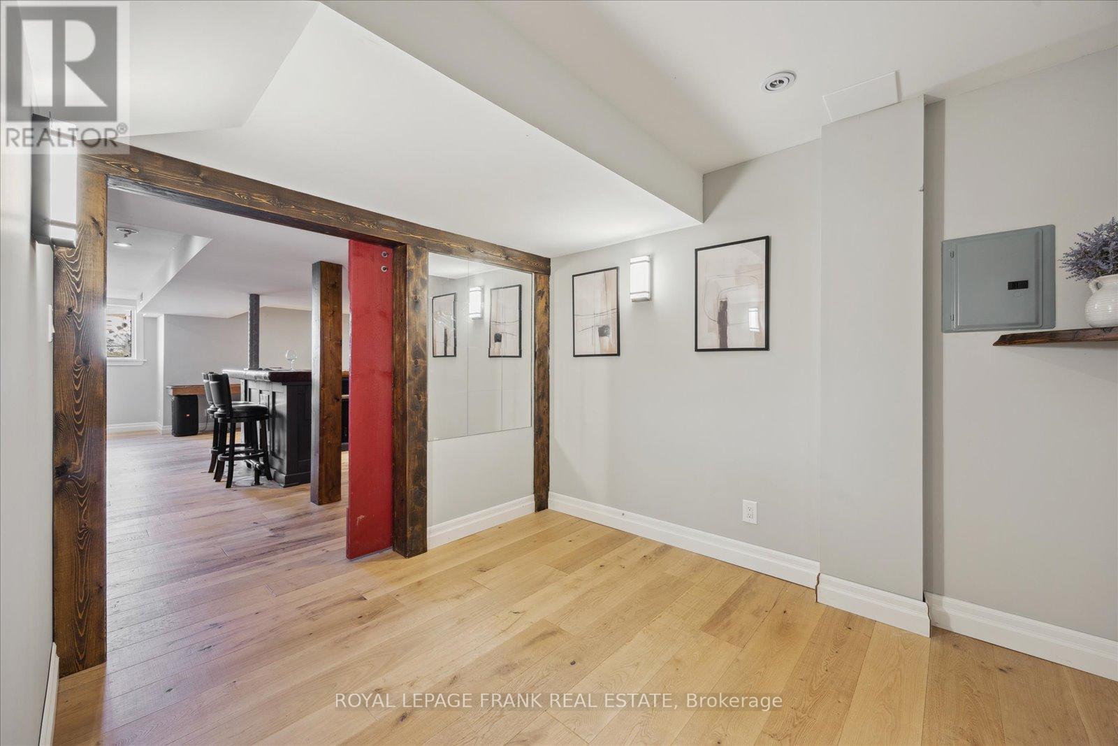 












21 BROWNSCOMBE CRESCENT

,
Uxbridge,




Ontario
L9P1Y1


