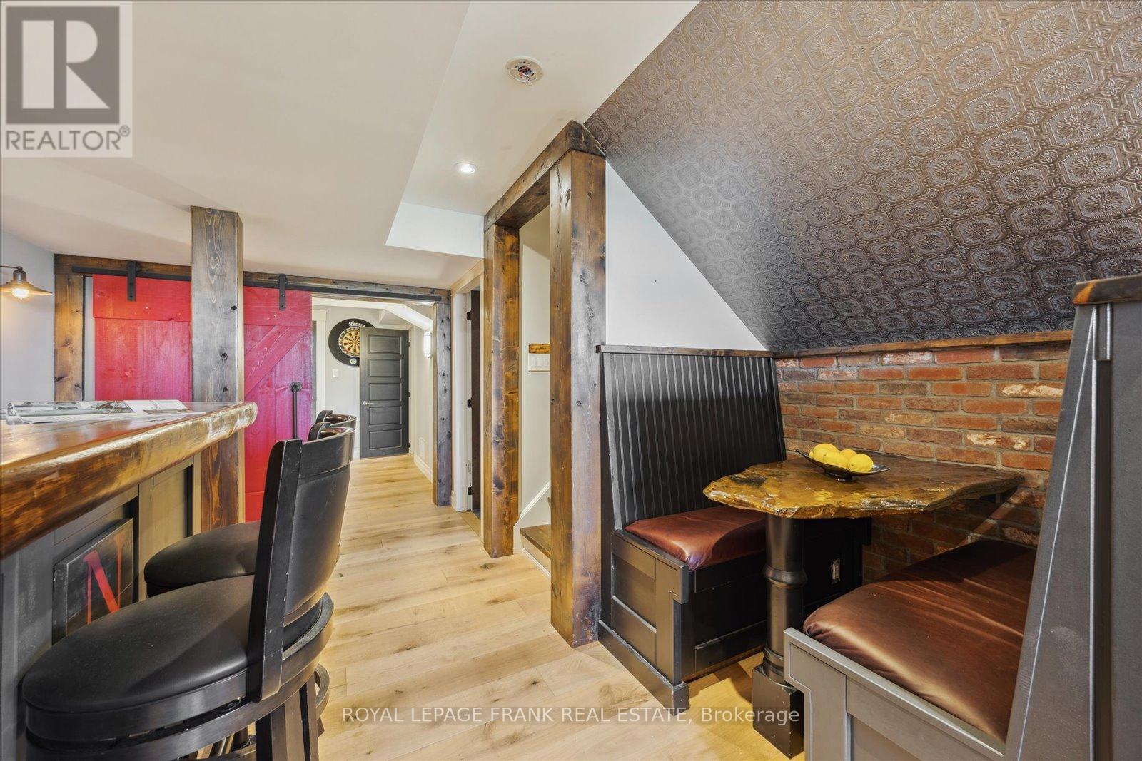 












21 BROWNSCOMBE CRESCENT

,
Uxbridge,




Ontario
L9P1Y1

