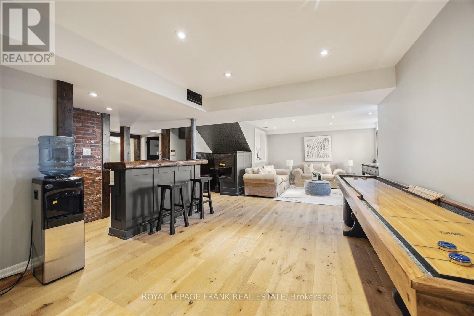 












21 BROWNSCOMBE CRESCENT

,
Uxbridge,




Ontario
L9P1Y1

