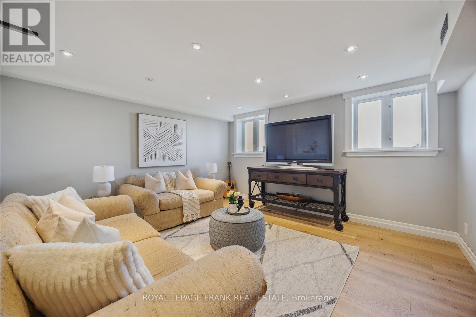 












21 BROWNSCOMBE CRESCENT

,
Uxbridge,




Ontario
L9P1Y1

