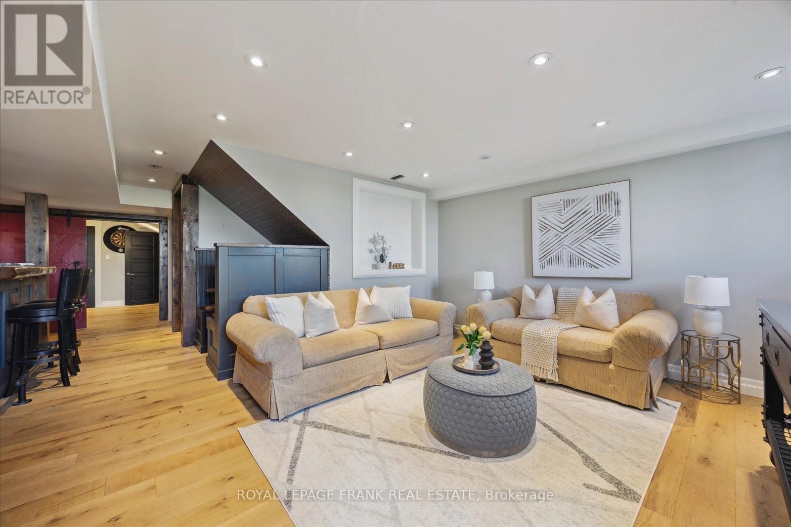 












21 BROWNSCOMBE CRESCENT

,
Uxbridge,




Ontario
L9P1Y1

