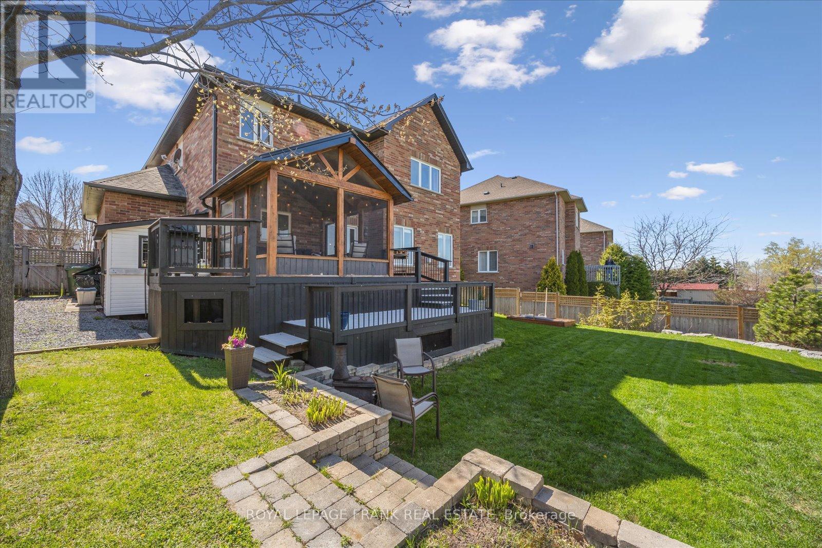 












21 BROWNSCOMBE CRESCENT

,
Uxbridge,




Ontario
L9P1Y1

