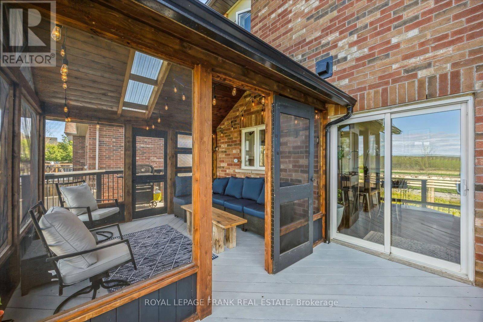 












21 BROWNSCOMBE CRESCENT

,
Uxbridge,




Ontario
L9P1Y1

