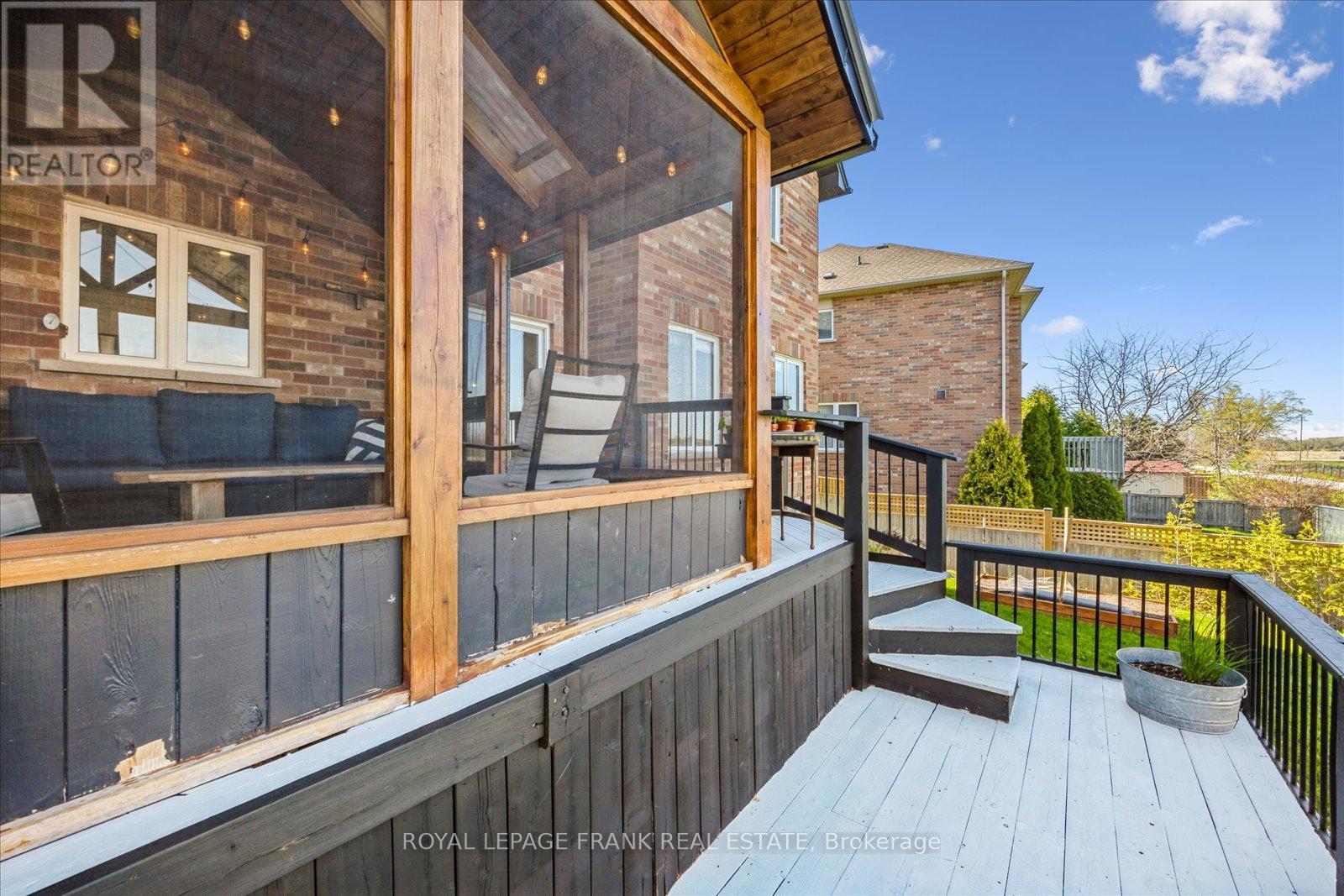 












21 BROWNSCOMBE CRESCENT

,
Uxbridge,




Ontario
L9P1Y1

