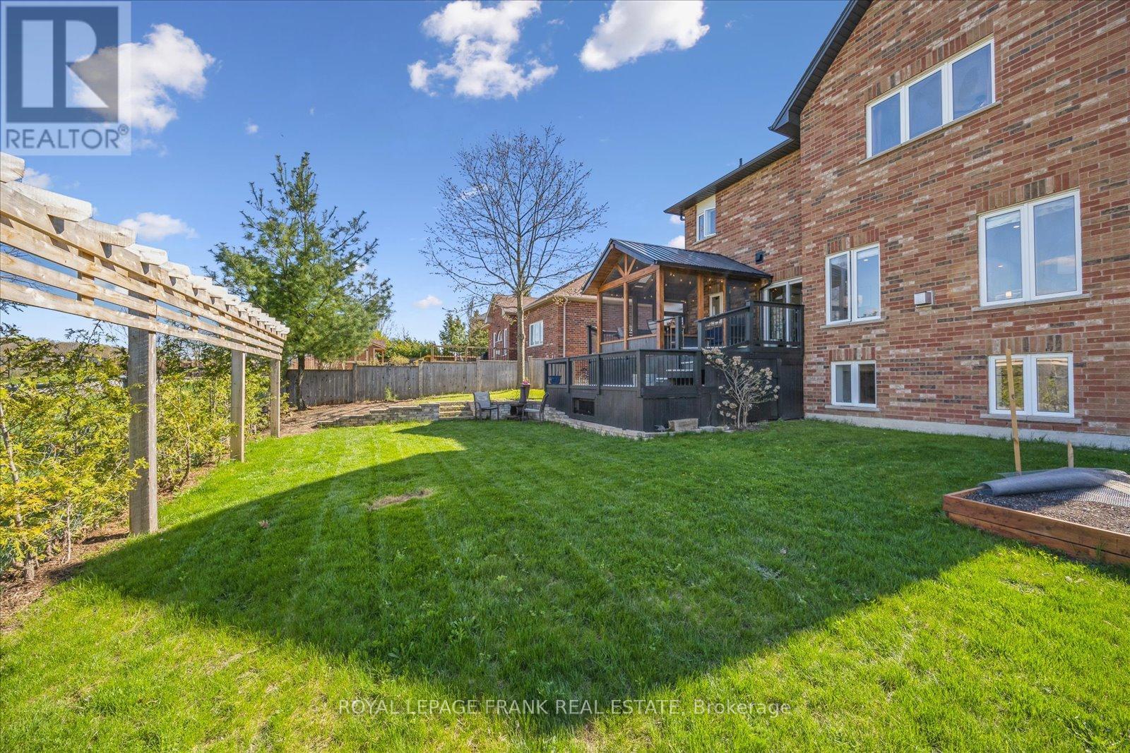 












21 BROWNSCOMBE CRESCENT

,
Uxbridge,




Ontario
L9P1Y1

