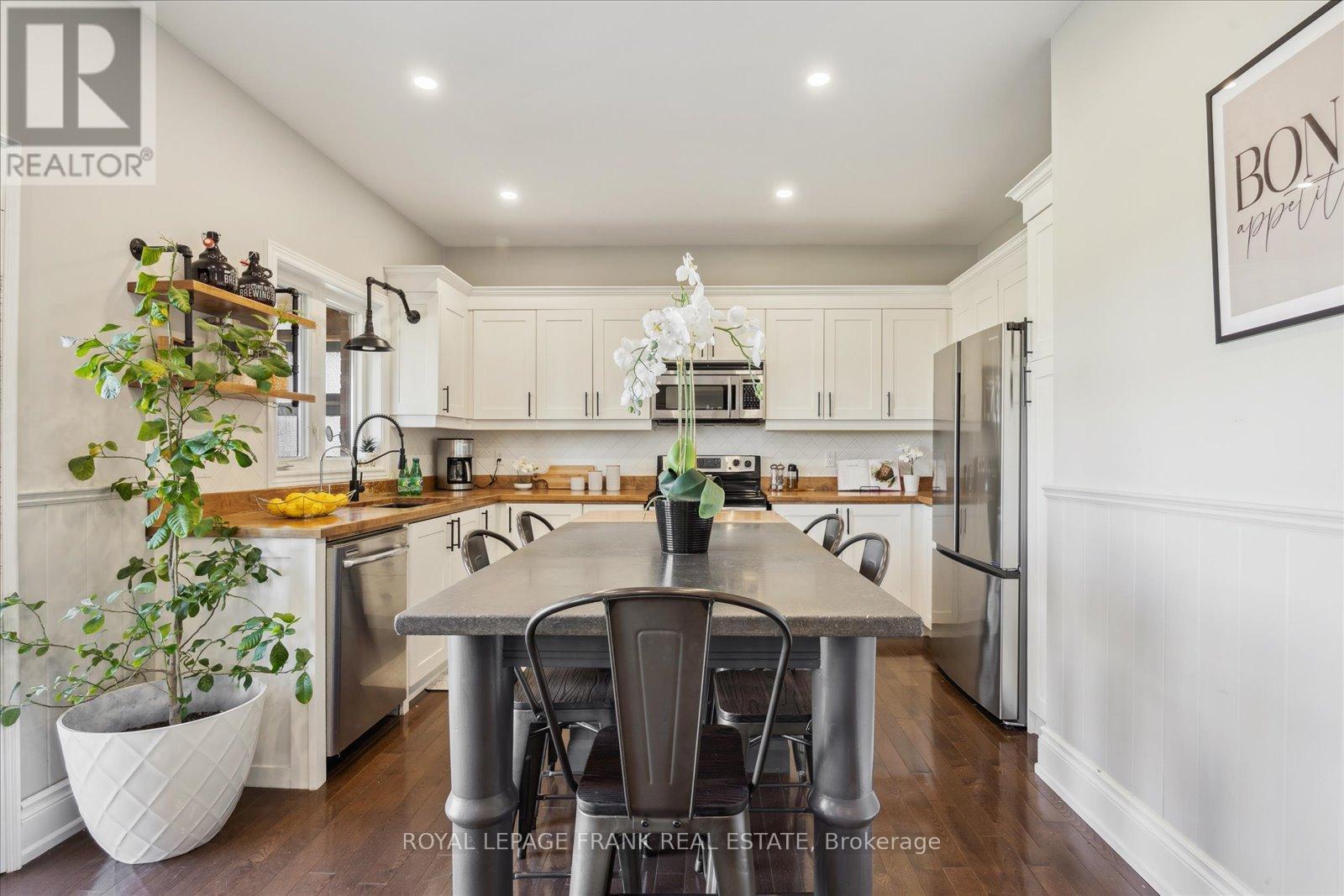 












21 BROWNSCOMBE CRESCENT

,
Uxbridge,




Ontario
L9P1Y1

