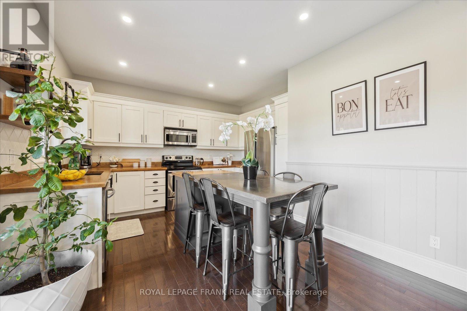 












21 BROWNSCOMBE CRESCENT

,
Uxbridge,




Ontario
L9P1Y1

