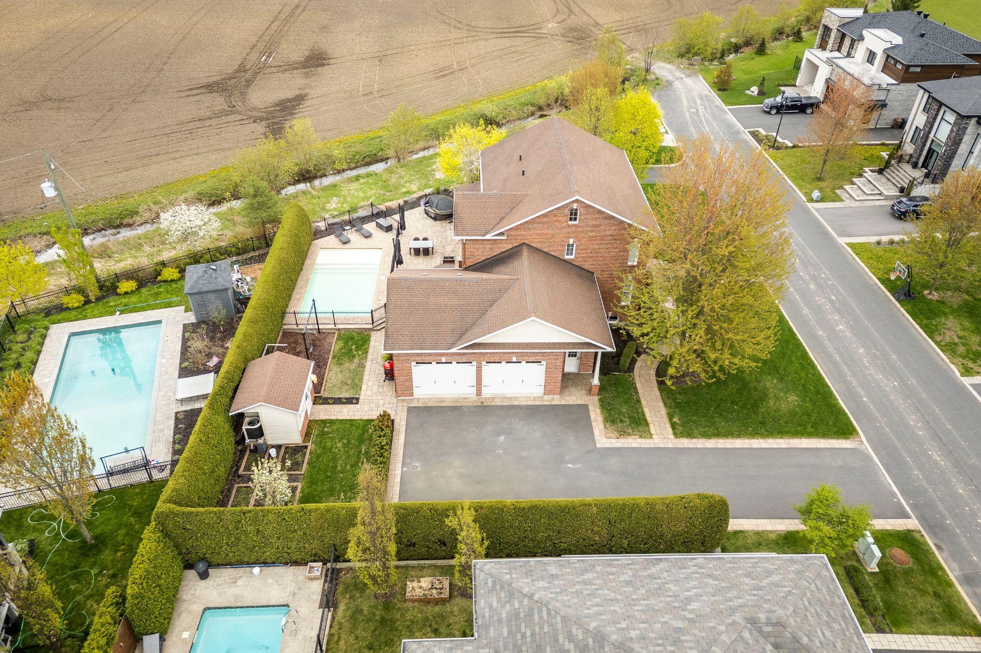 









3080


Rue des Pleurotes

,
Saint-Bruno-de-Montarville,




QC
J3V0C8

