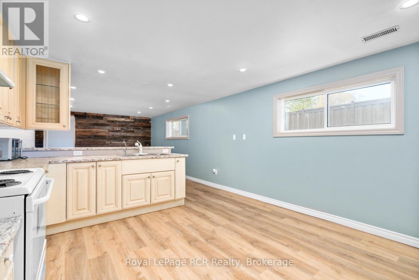 












170 7TH STREET

,
Hanover,




Ontario
N4N1G5

