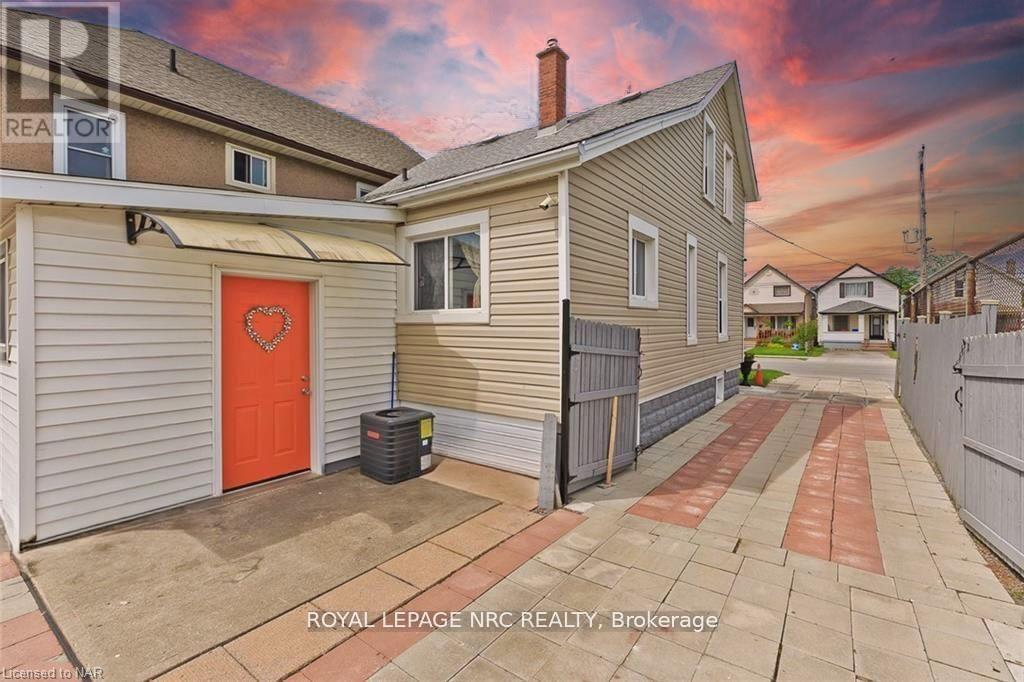 












. - 144 BURGAR STREET S

,
Welland (Welland Downtown),




Ontario
L3B2S8

