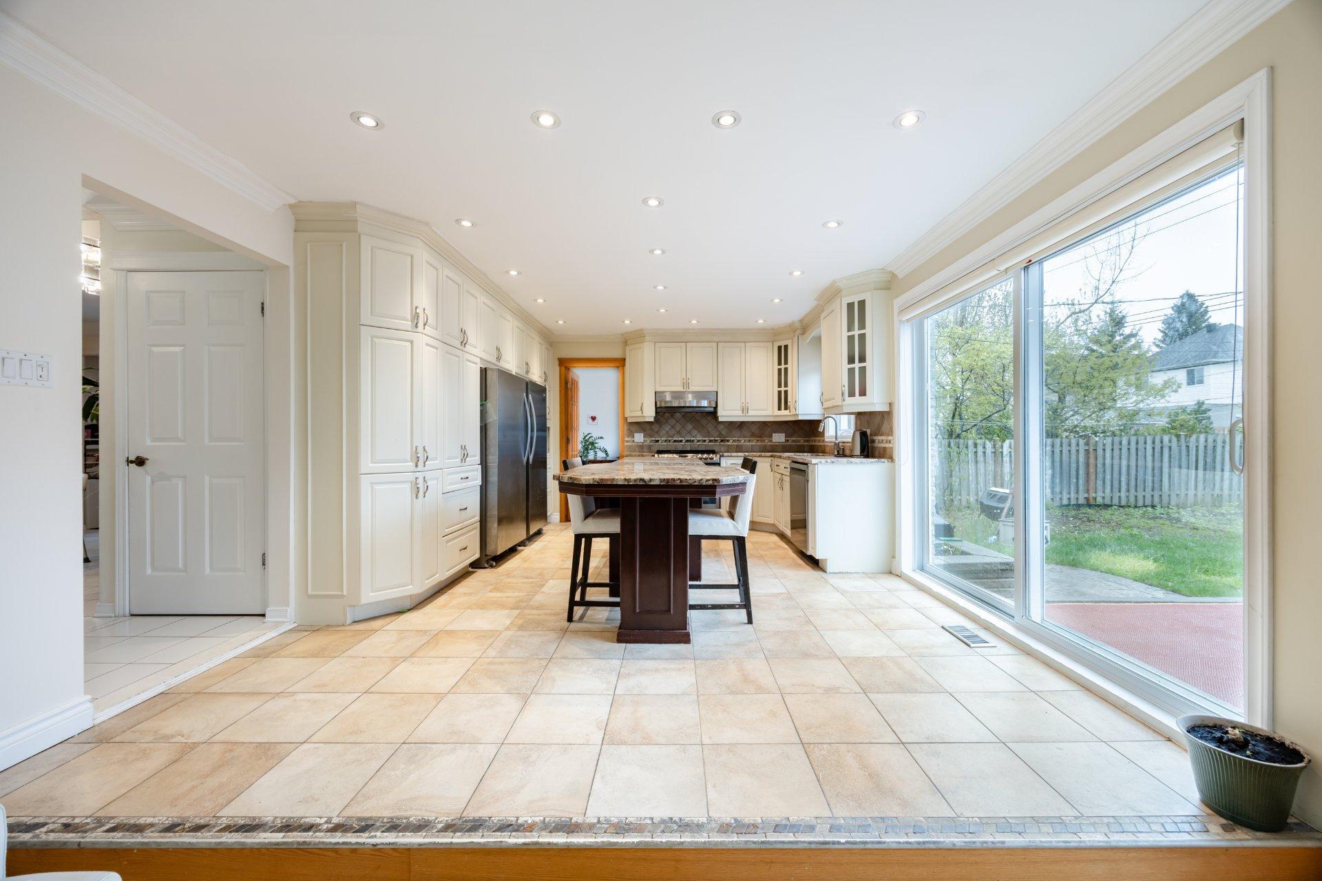 









129


Rue Houde

,
Kirkland,




QC
H9J3A8

