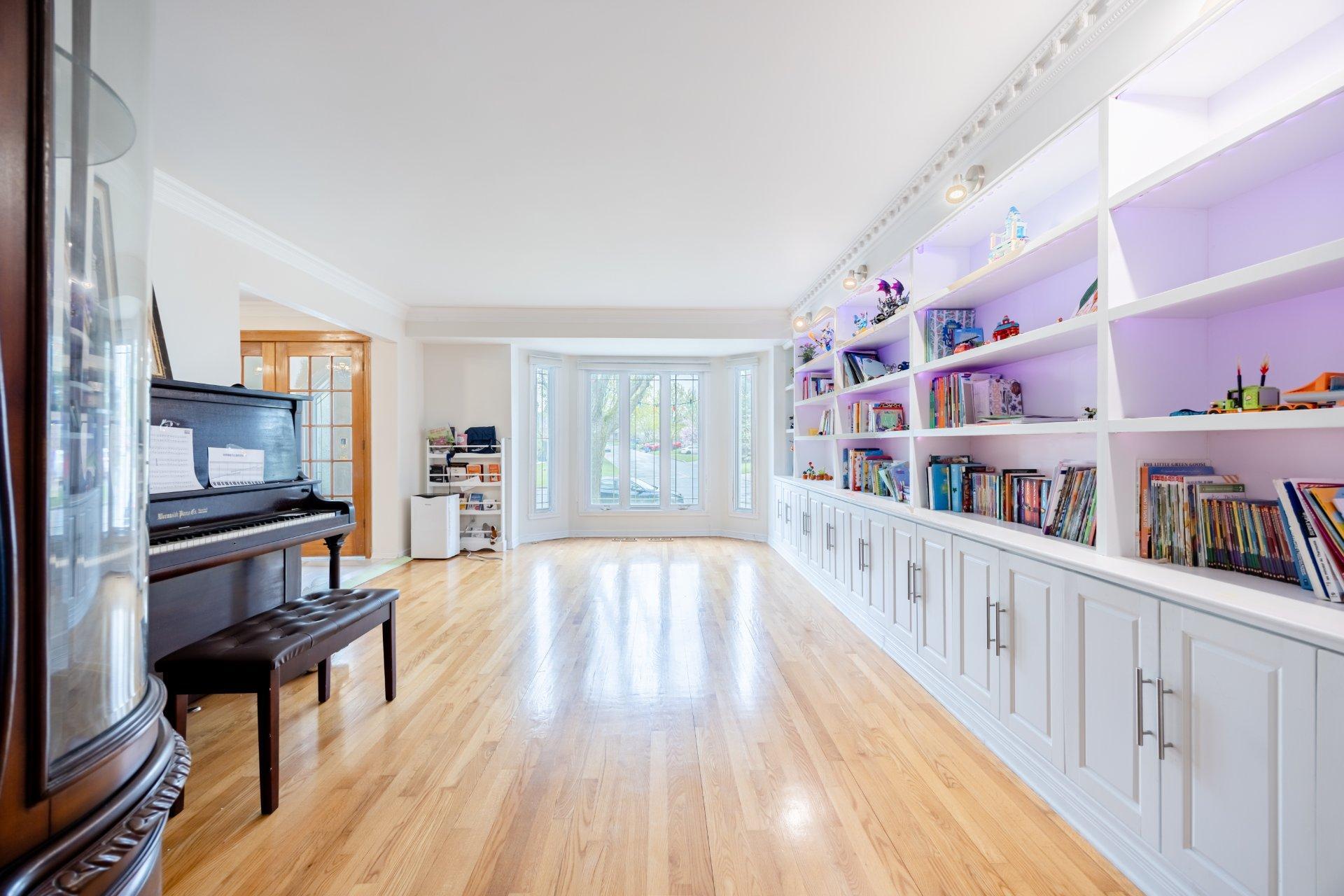 









129


Rue Houde

,
Kirkland,




QC
H9J3A8

