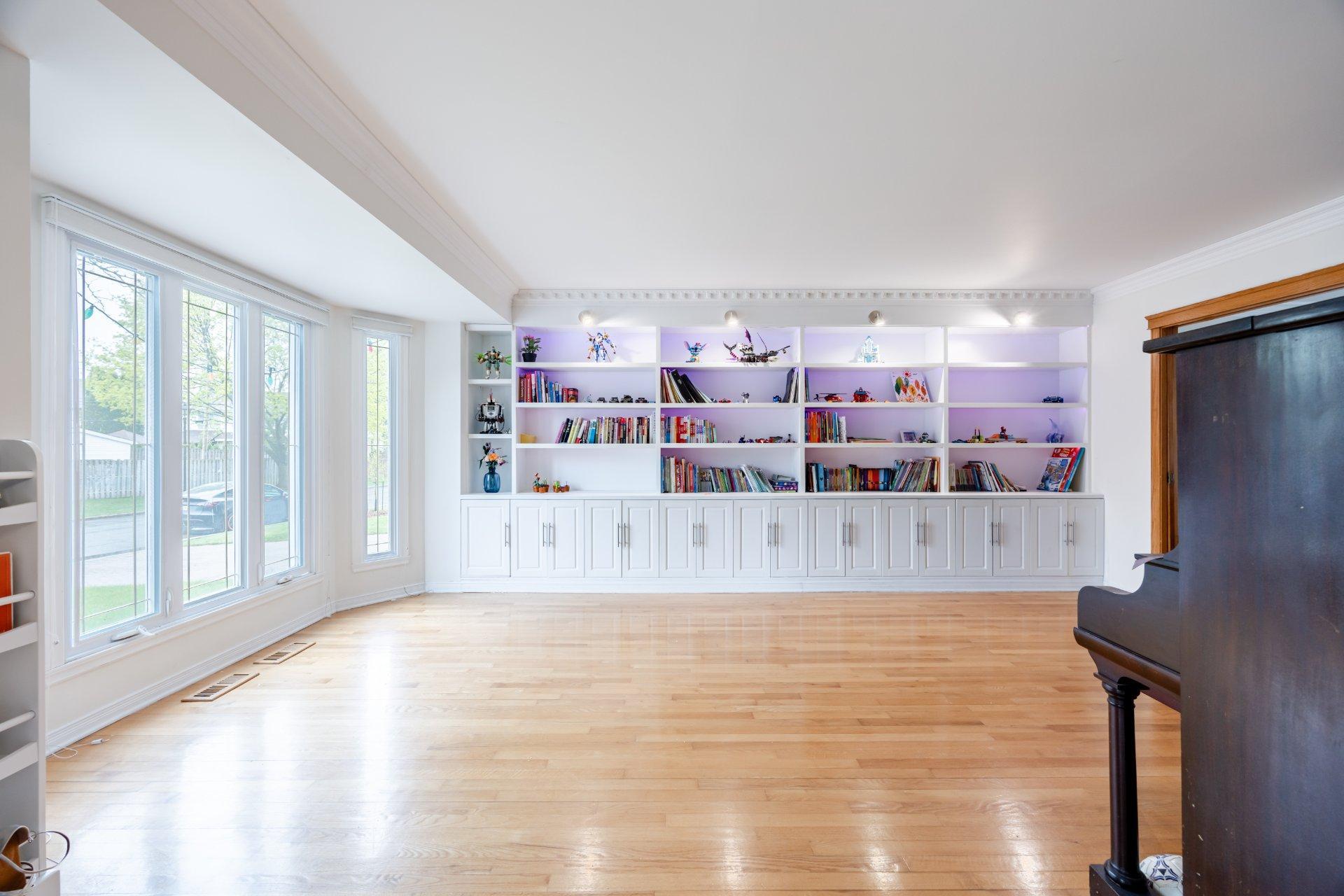 









129


Rue Houde

,
Kirkland,




QC
H9J3A8

