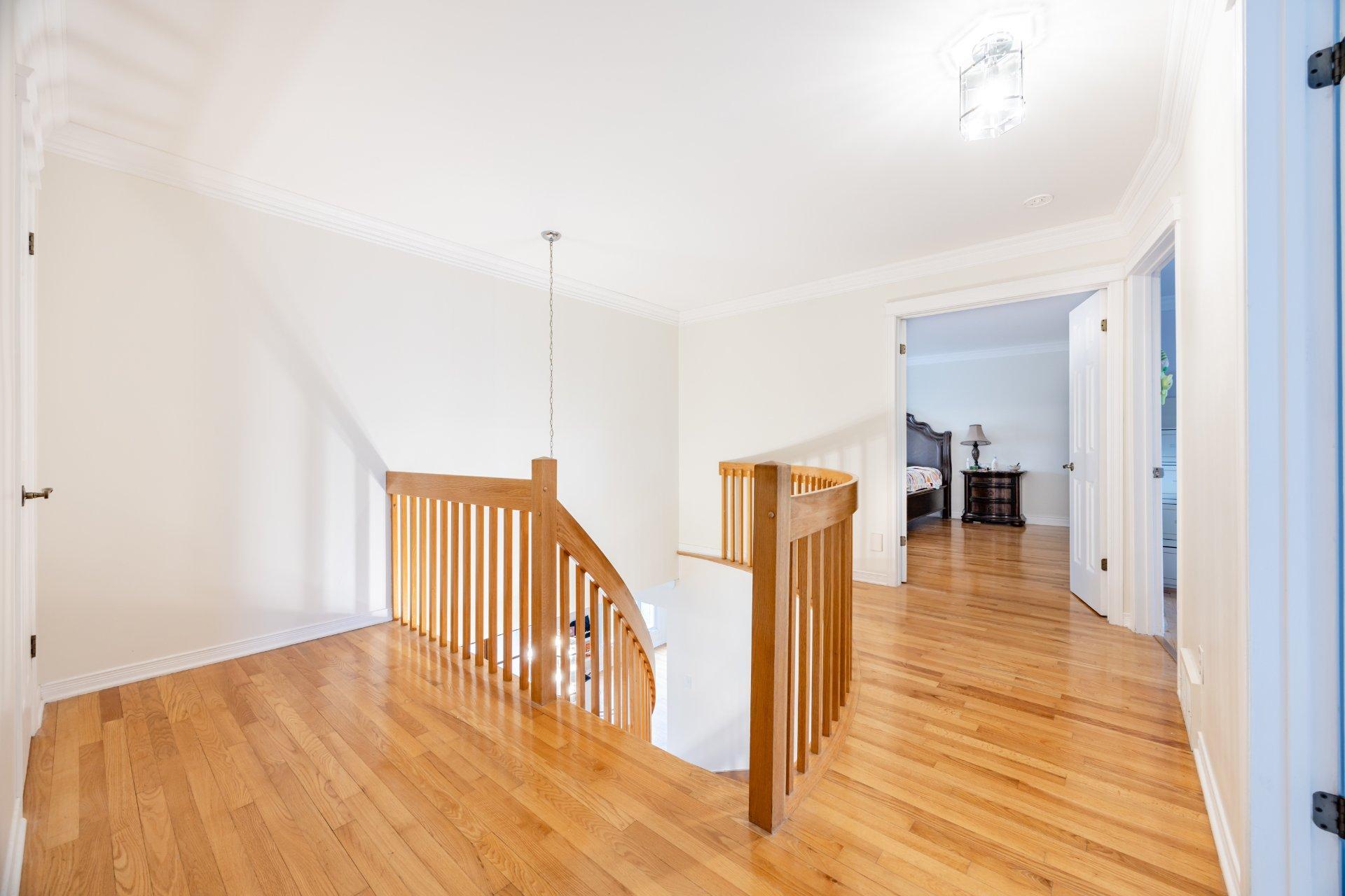 









129


Rue Houde

,
Kirkland,




QC
H9J3A8

