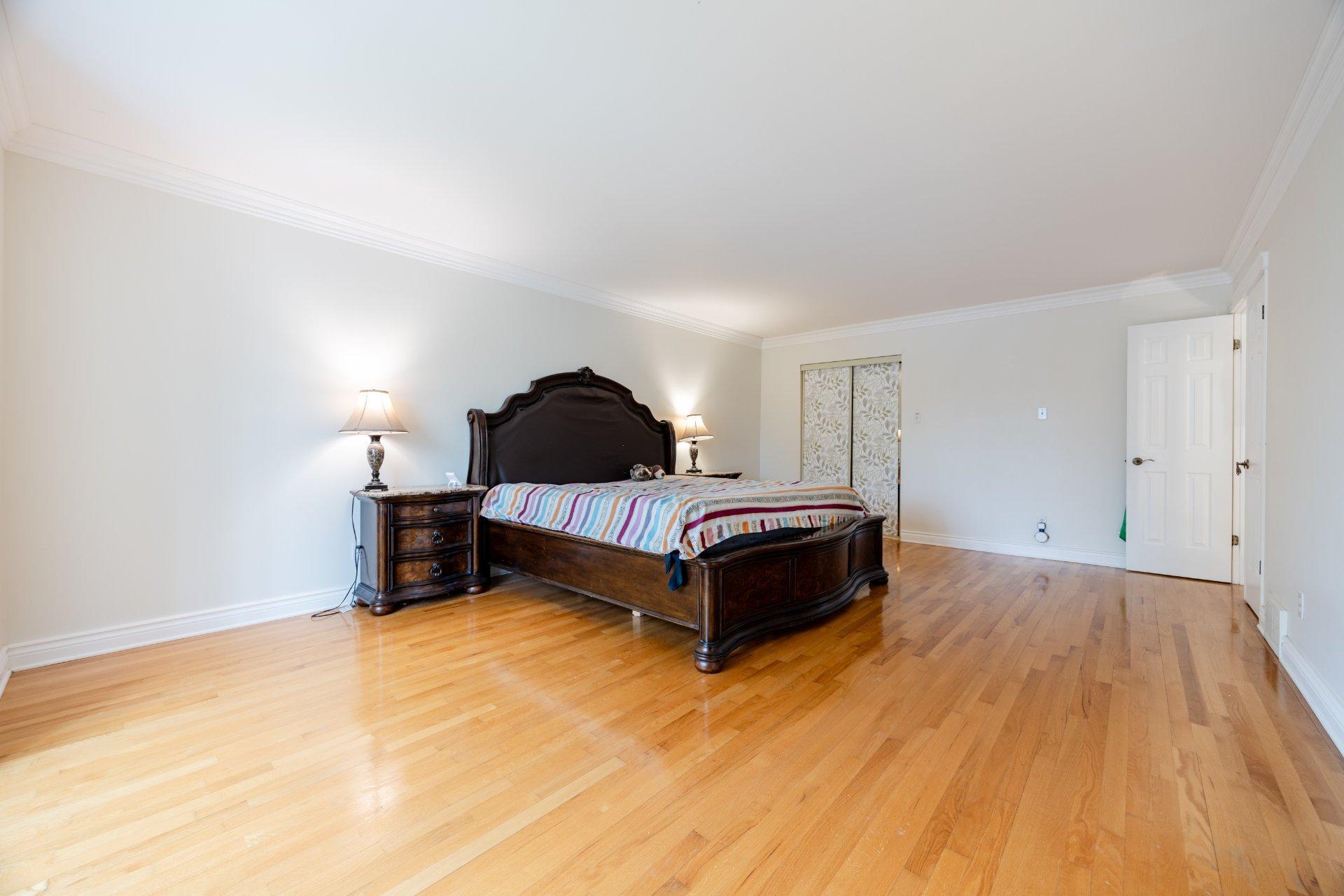 









129


Rue Houde

,
Kirkland,




QC
H9J3A8


