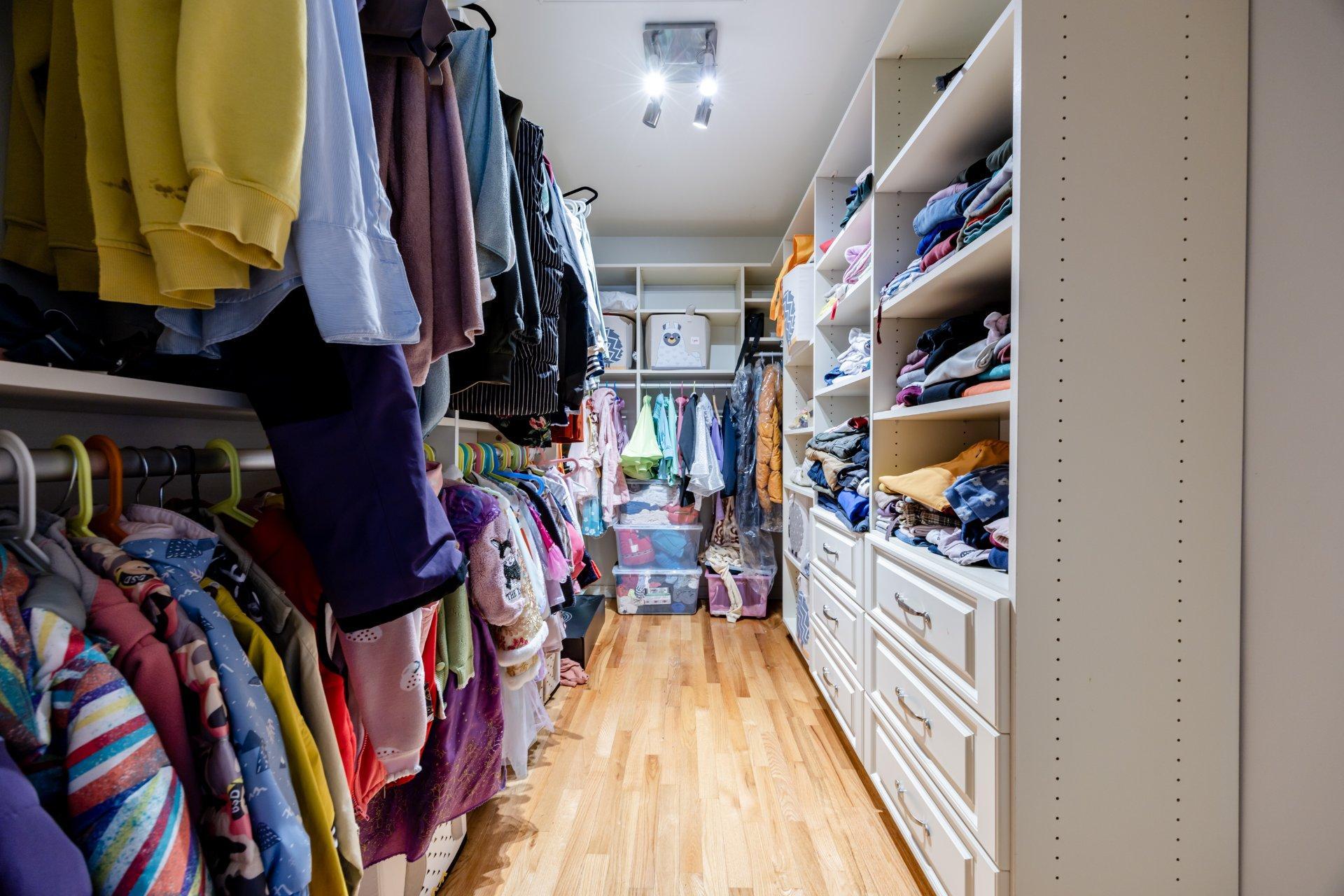 









129


Rue Houde

,
Kirkland,




QC
H9J3A8


