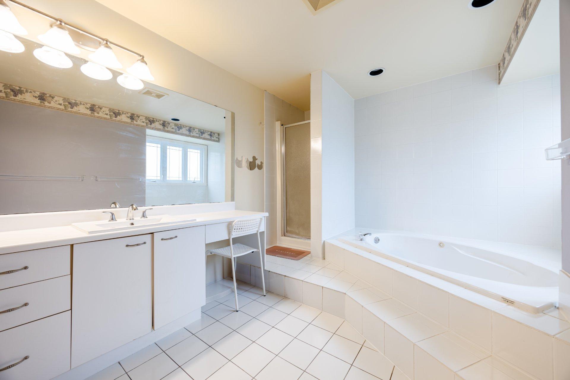 









129


Rue Houde

,
Kirkland,




QC
H9J3A8

