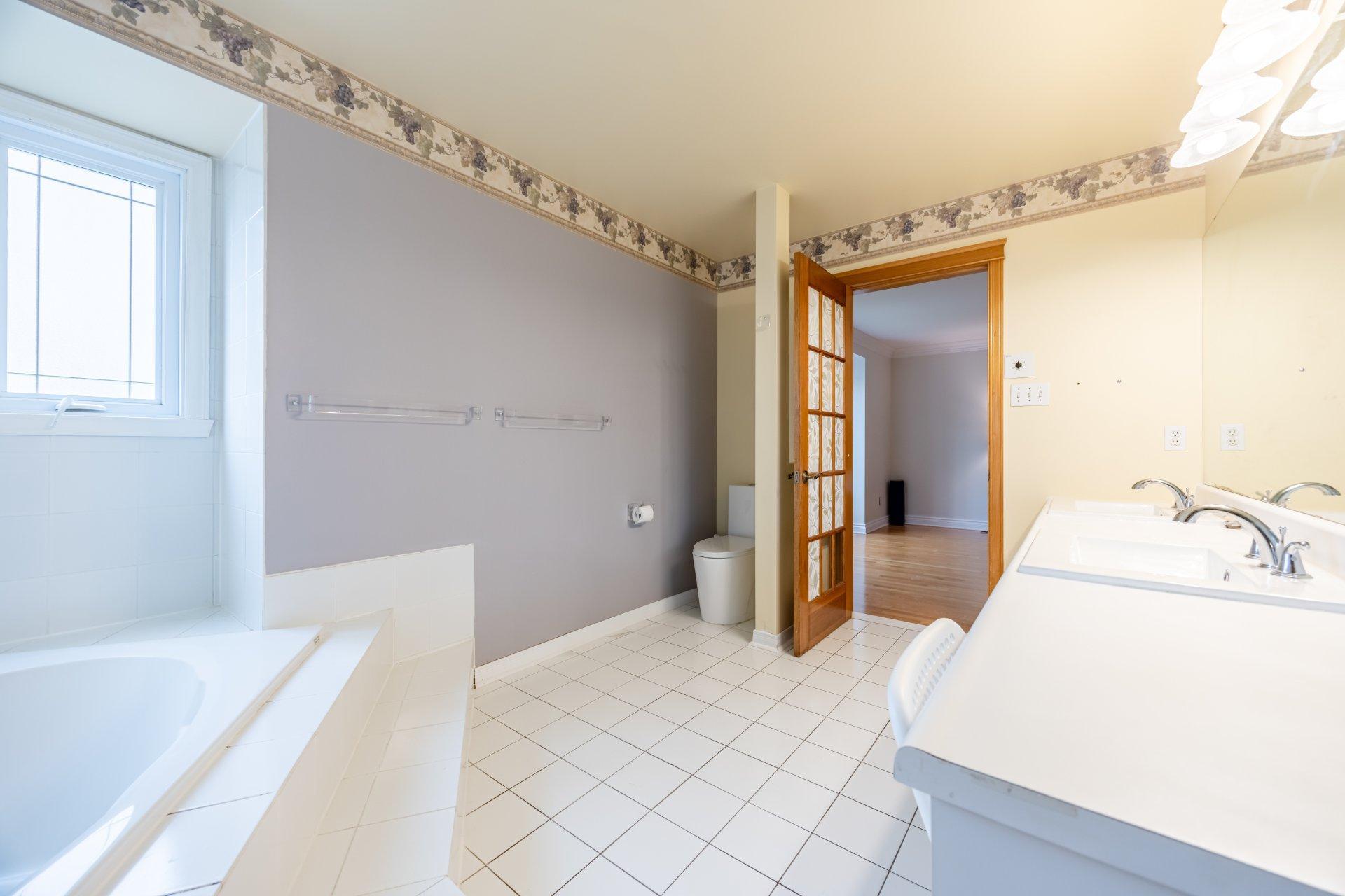 









129


Rue Houde

,
Kirkland,




QC
H9J3A8

