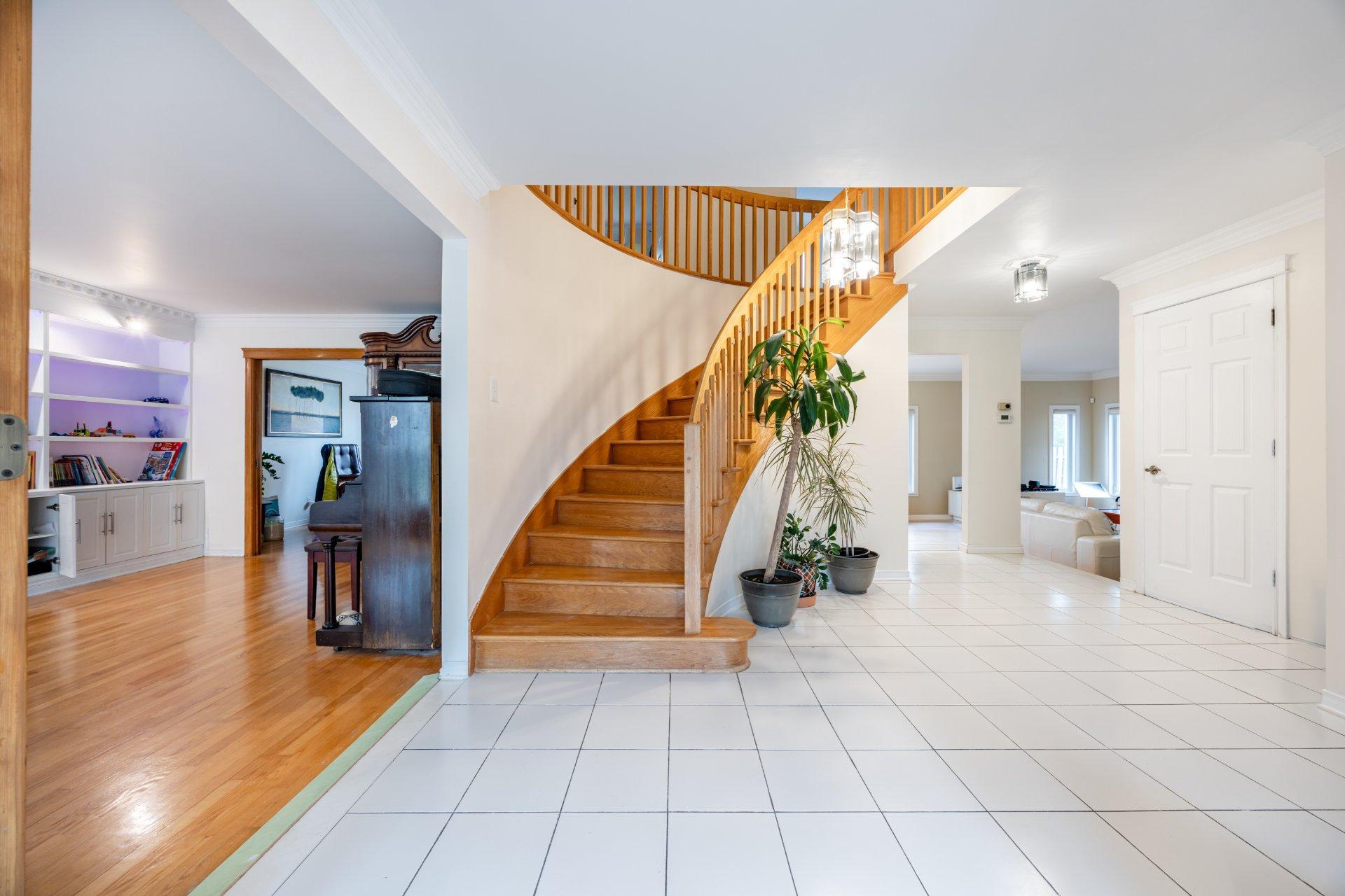 









129


Rue Houde

,
Kirkland,




QC
H9J3A8

