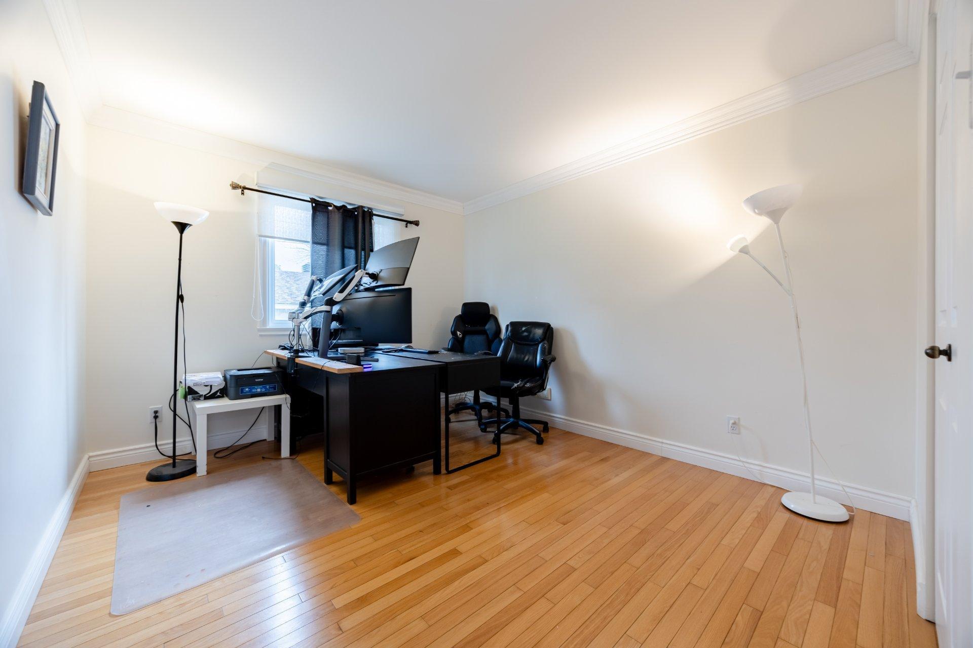 









129


Rue Houde

,
Kirkland,




QC
H9J3A8

