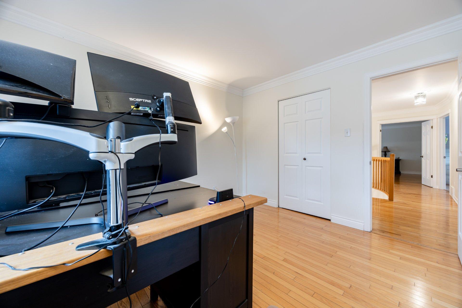 









129


Rue Houde

,
Kirkland,




QC
H9J3A8

