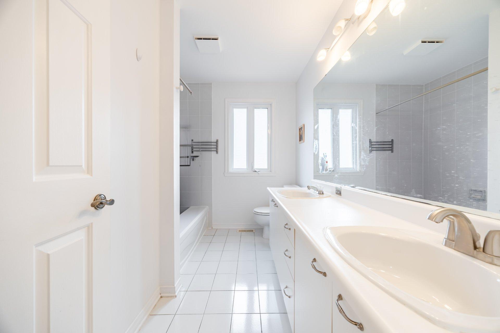 









129


Rue Houde

,
Kirkland,




QC
H9J3A8

