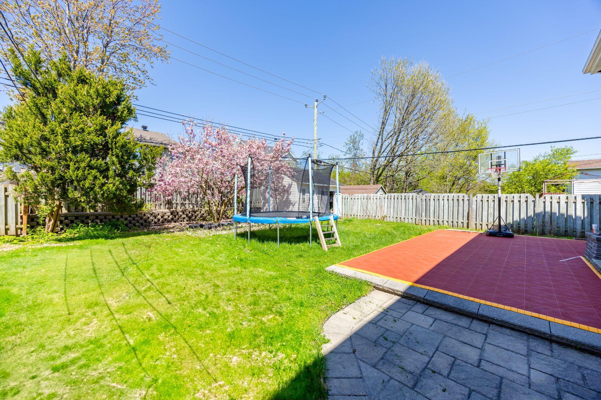 









129


Rue Houde

,
Kirkland,




QC
H9J3A8

