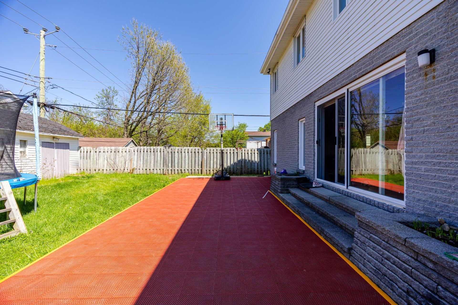 









129


Rue Houde

,
Kirkland,




QC
H9J3A8

