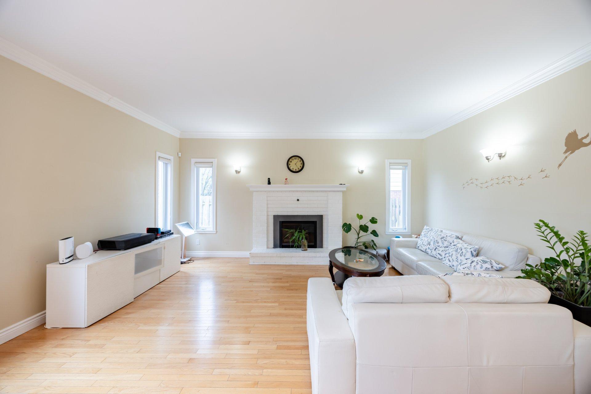 









129


Rue Houde

,
Kirkland,




QC
H9J3A8

