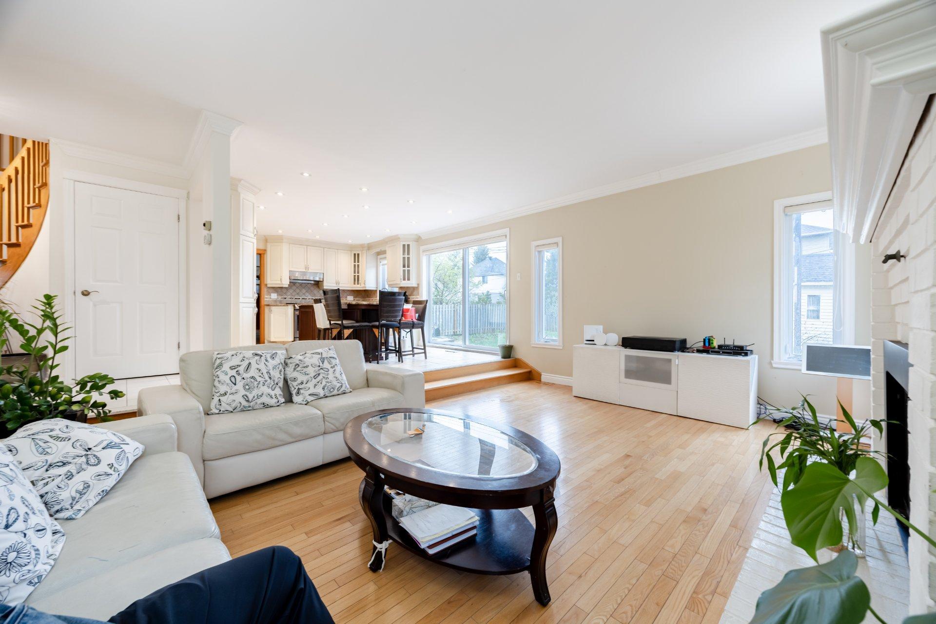 









129


Rue Houde

,
Kirkland,




QC
H9J3A8

