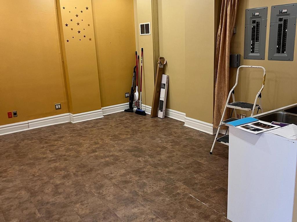 









805


King

Street East,
Hamilton,




ON
L8M 1A8

