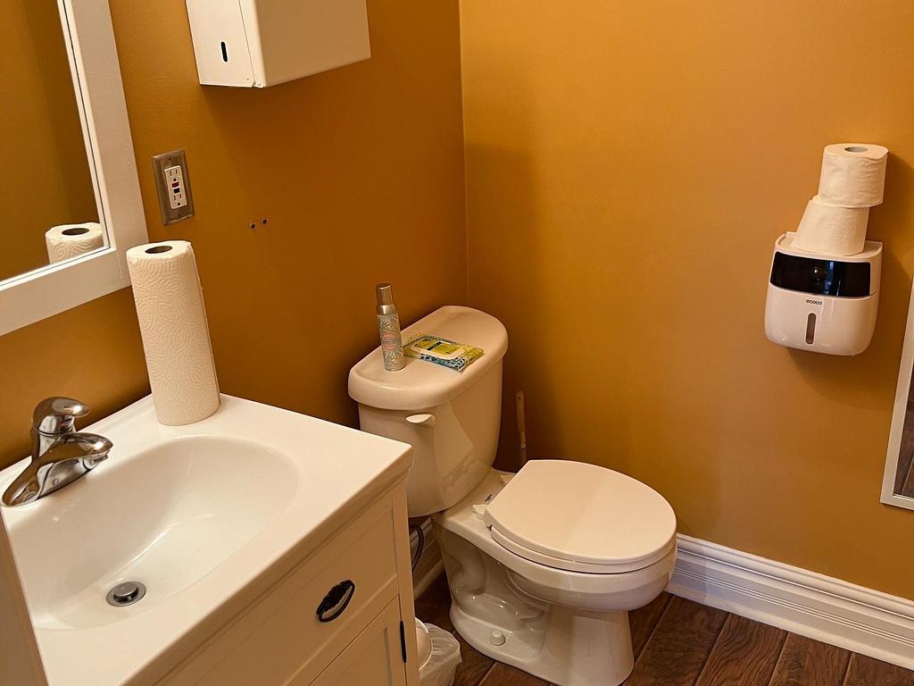 









805


King

Street East,
Hamilton,




ON
L8M 1A8

