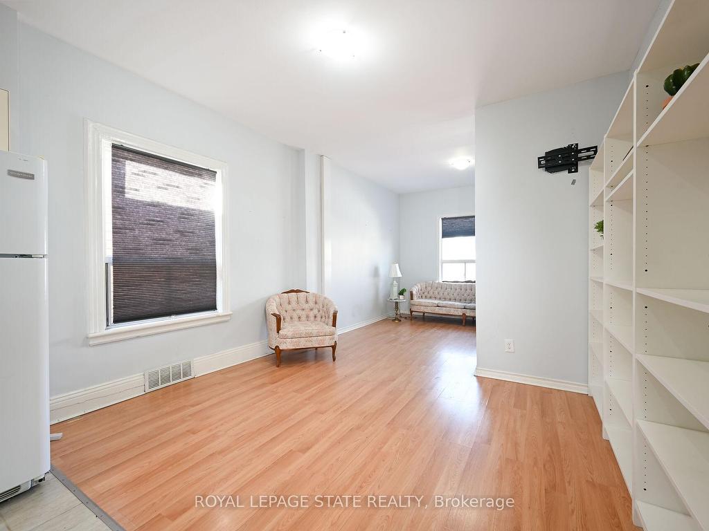 









200


Kensington

Avenue North,
Hamilton,




ON
L8L 7N7

