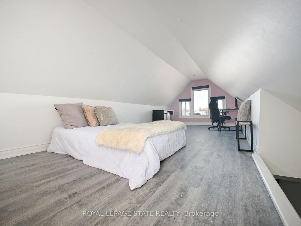 









200


Kensington

Avenue North,
Hamilton,




ON
L8L 7N7

