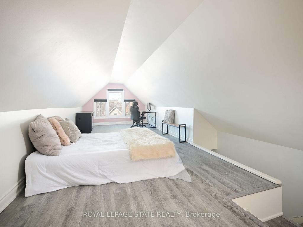 









200


Kensington

Avenue North,
Hamilton,




ON
L8L 7N7

