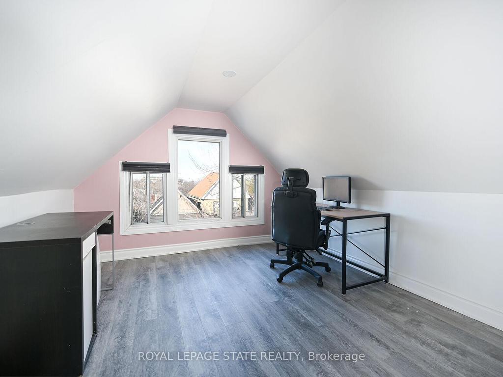 









200


Kensington

Avenue North,
Hamilton,




ON
L8L 7N7

