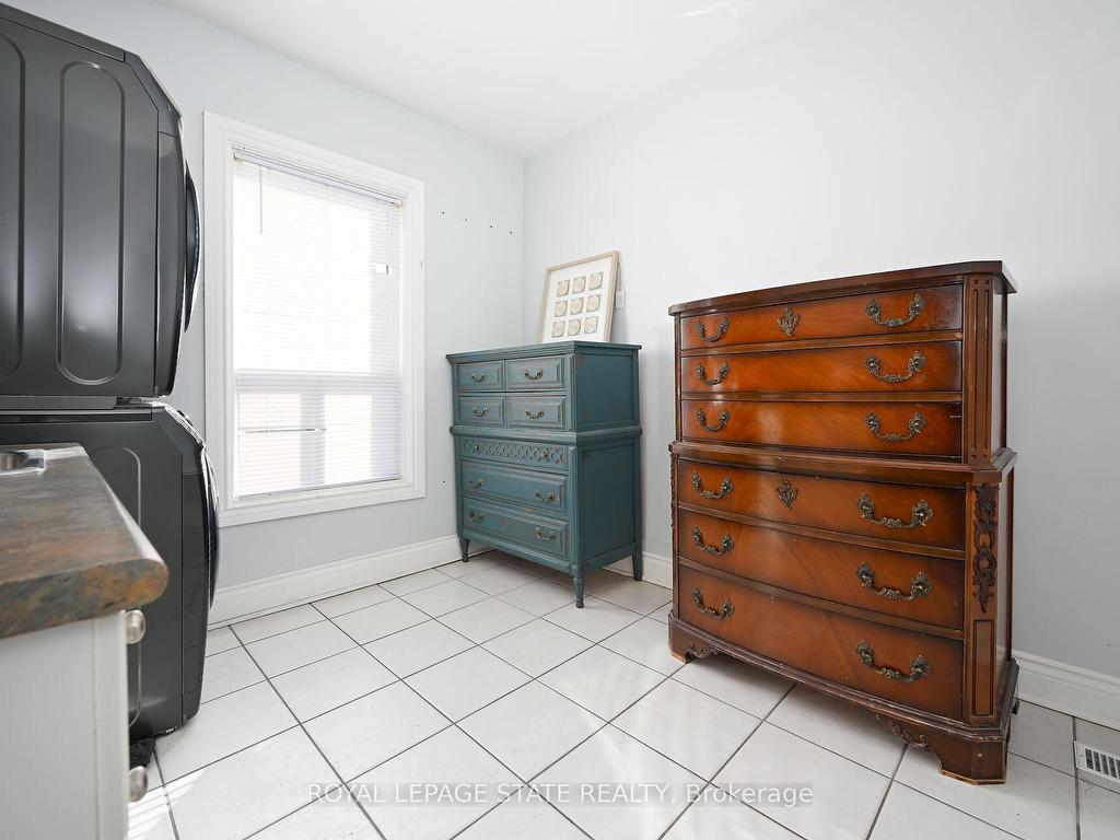 









200


Kensington

Avenue North,
Hamilton,




ON
L8L 7N7

