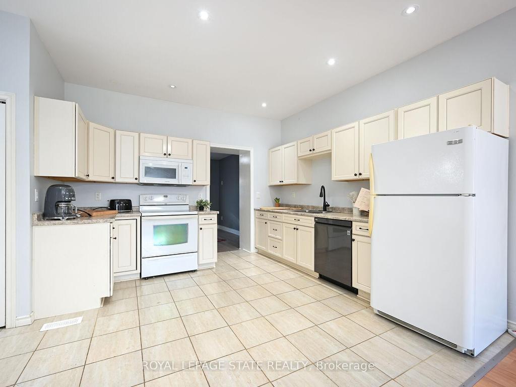









200


Kensington

Avenue North,
Hamilton,




ON
L8L 7N7

