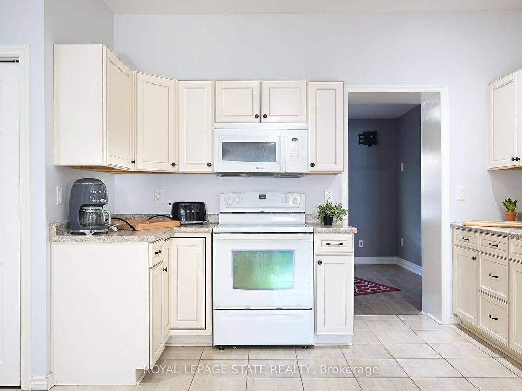 









200


Kensington

Avenue North,
Hamilton,




ON
L8L 7N7


